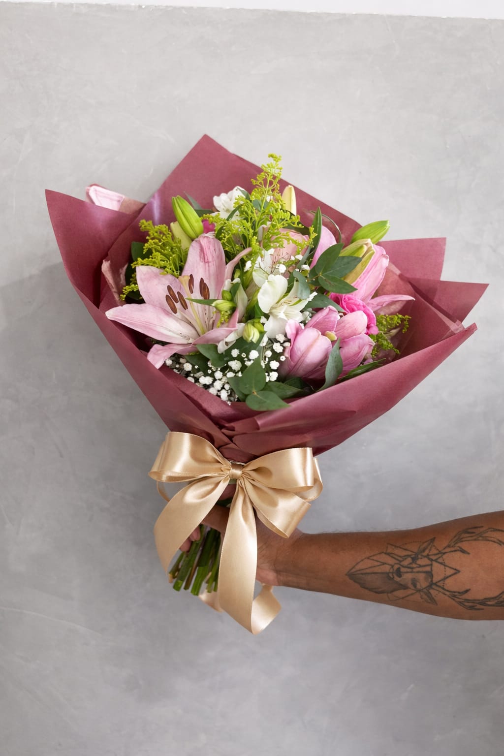 Buquê de lírios e tulipas rosas com laço dourado