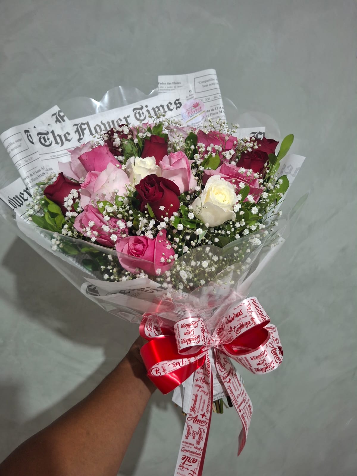 Buquê de rosas coloridas com laço vermelho
